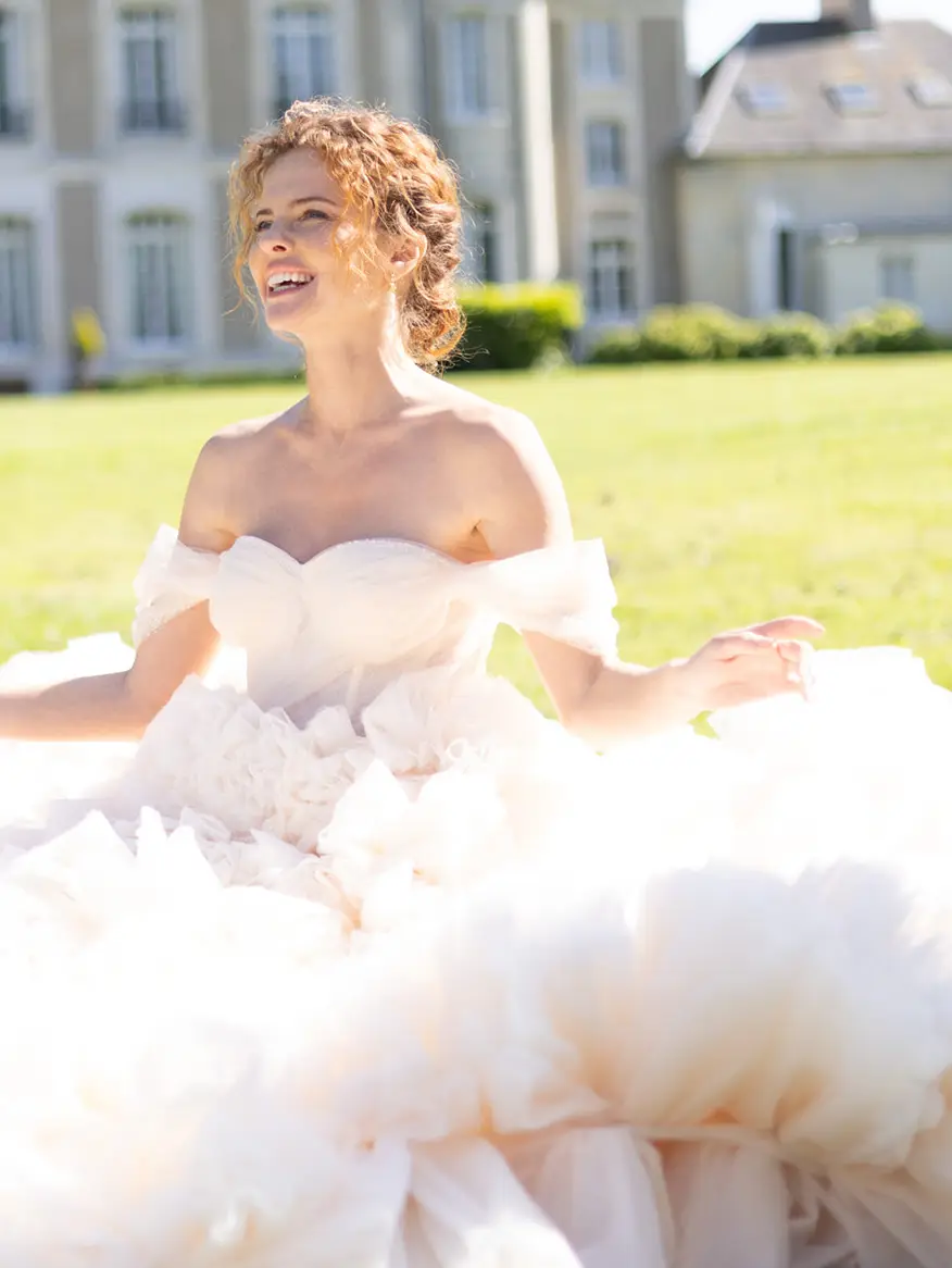 The bride crossing the lawn in front of the château.